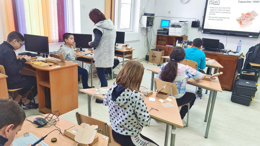 STEM workshop on electronics and robotics in the village of Resen
